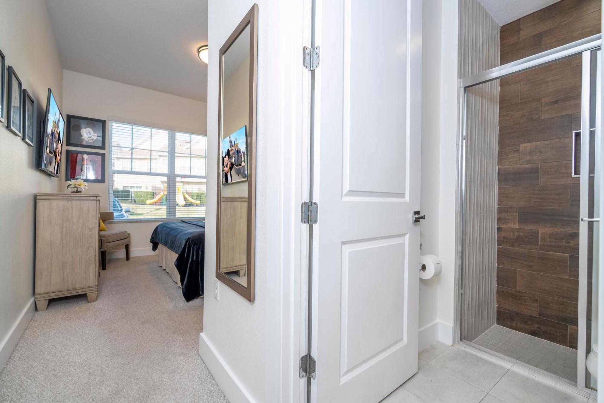 Themed House 5 Min To Parks, Heated Pool, Jacuzzi, Gym And