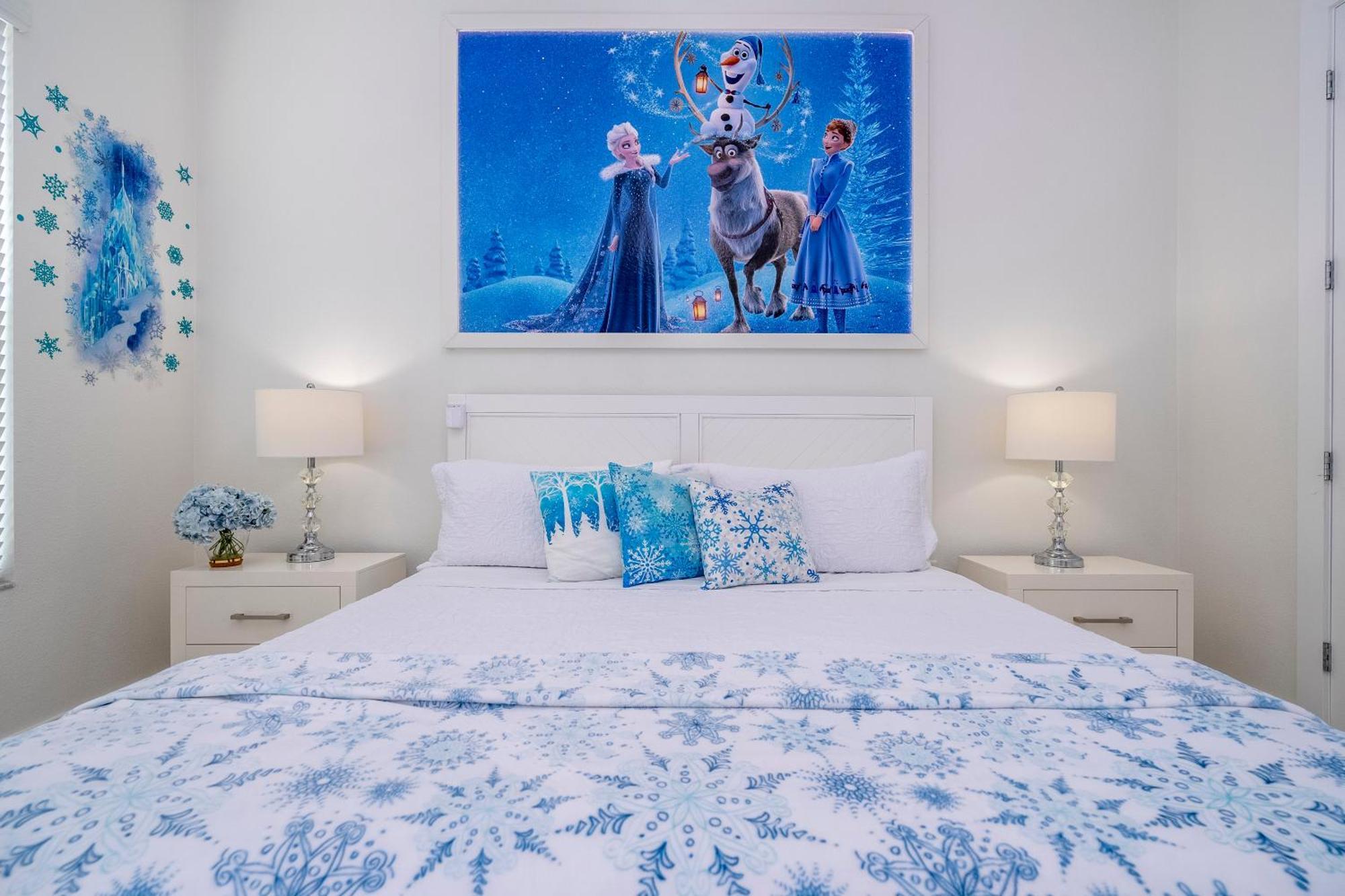 Themed House 5 Min To Parks, Heated Pool, Jacuzzi, Gym And