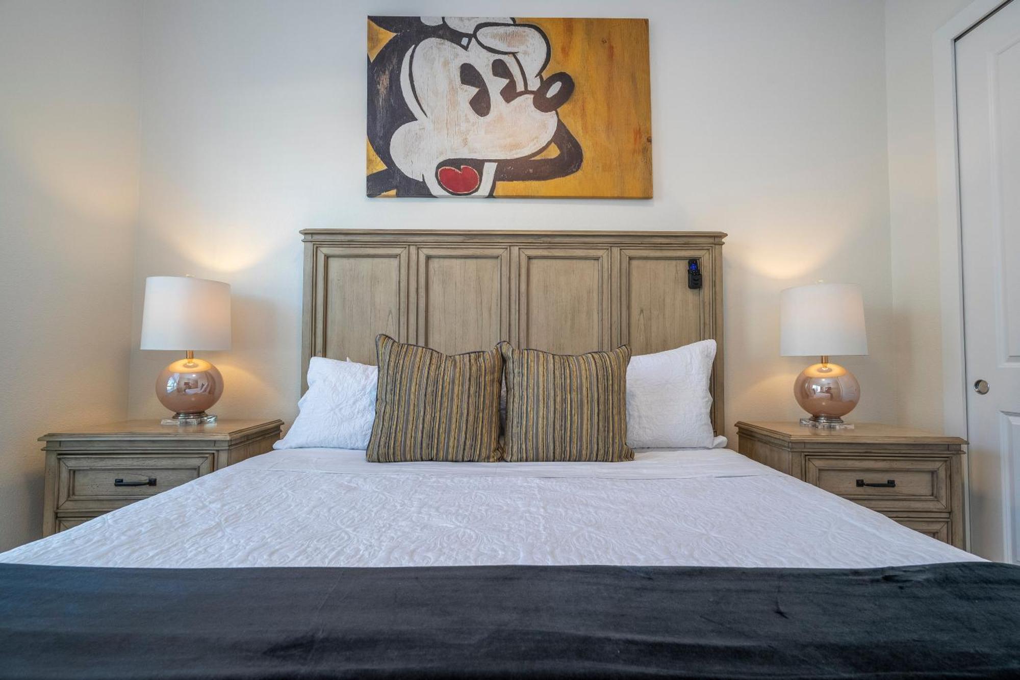 Themed House 5 Min To Parks, Heated Pool, Jacuzzi, Gym And