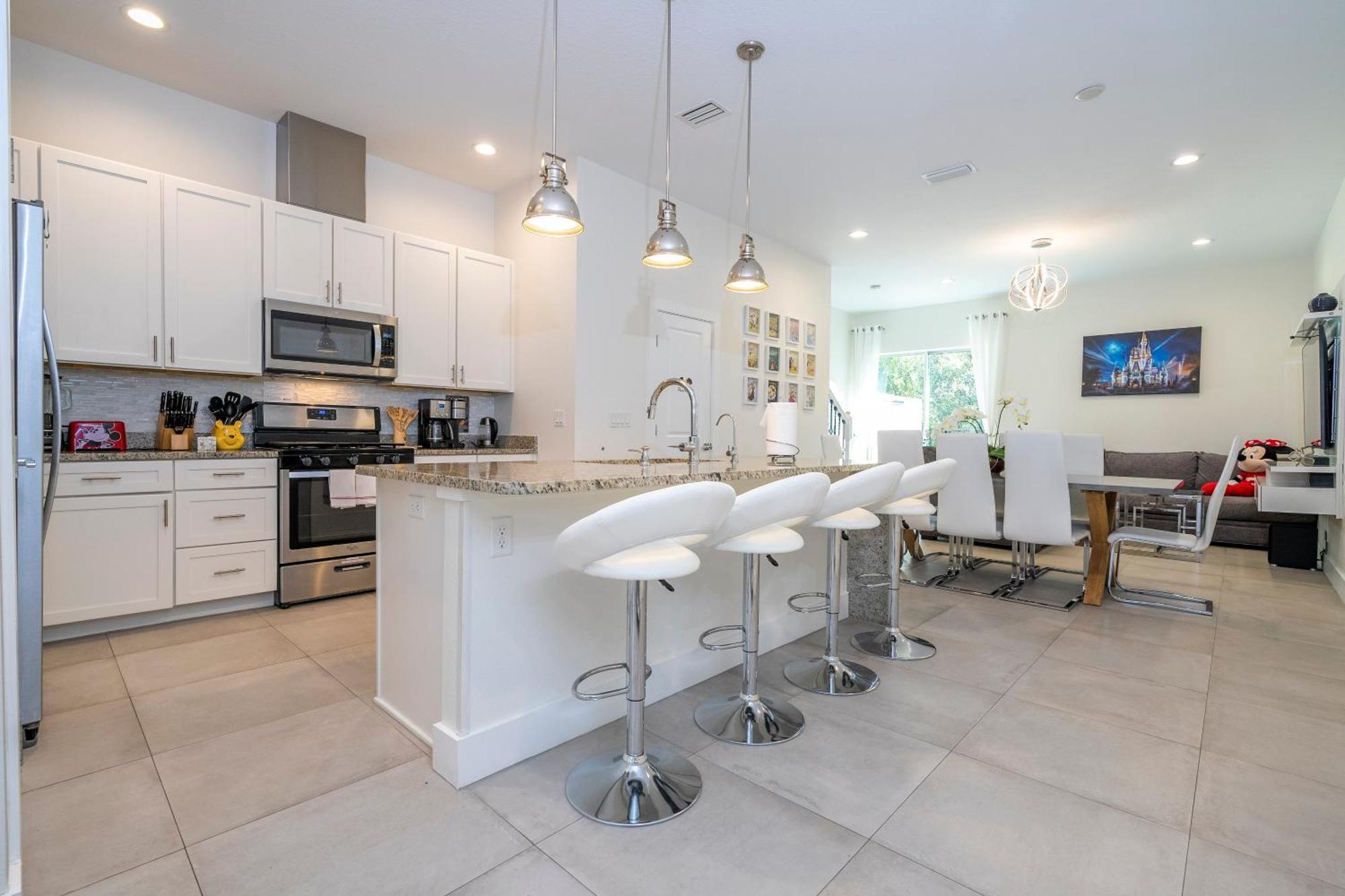 Themed House 5 Min To Parks, Heated Pool, Jacuzzi, Gym And Holiday home