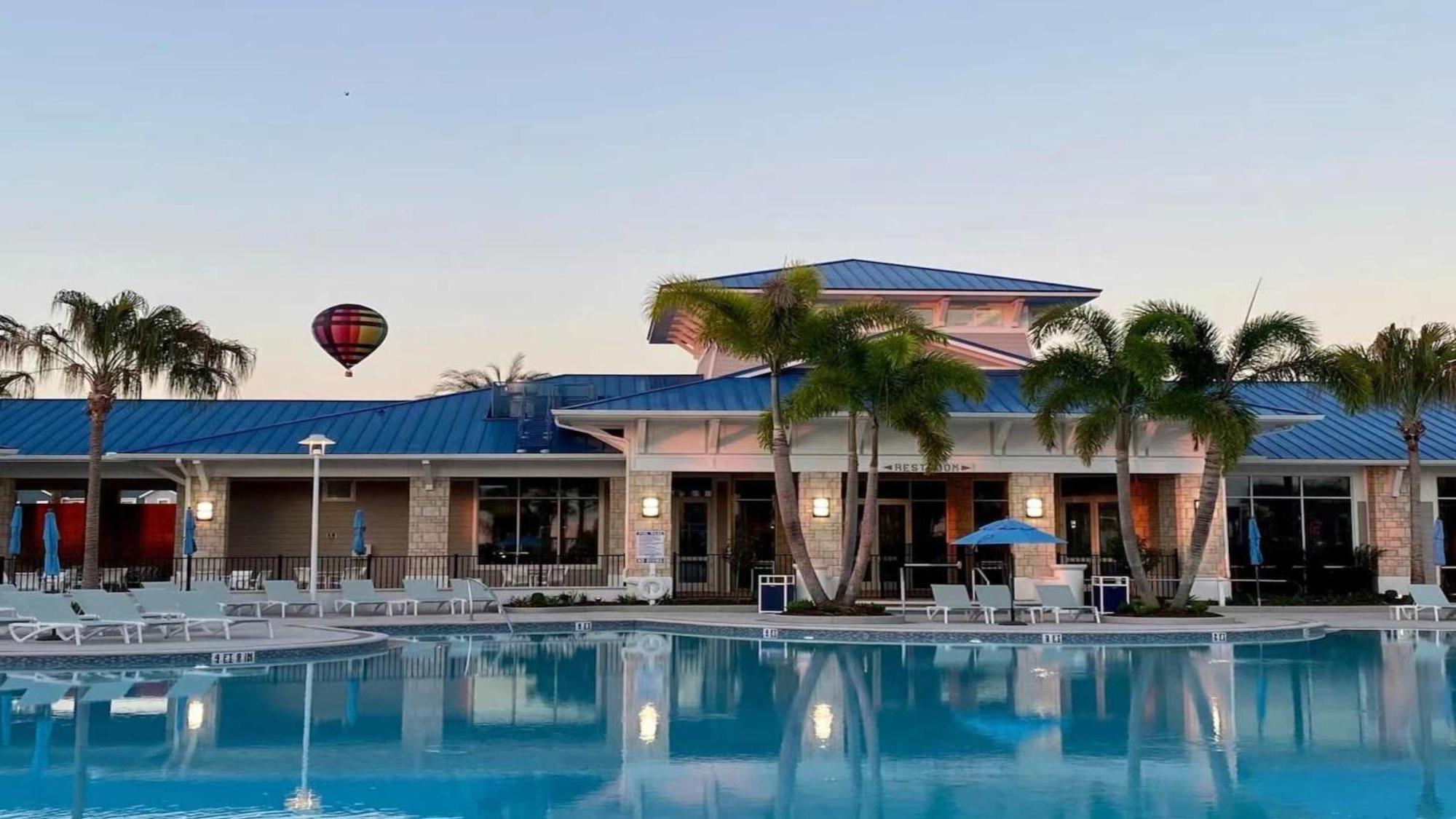 Luxurious Windsor Cay Retreat With Theater & Pool Holiday home