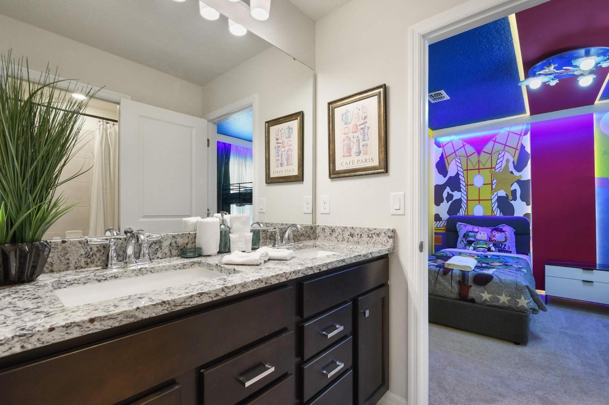 Luxurious Windsor Cay Retreat With Theater & Pool Holiday home