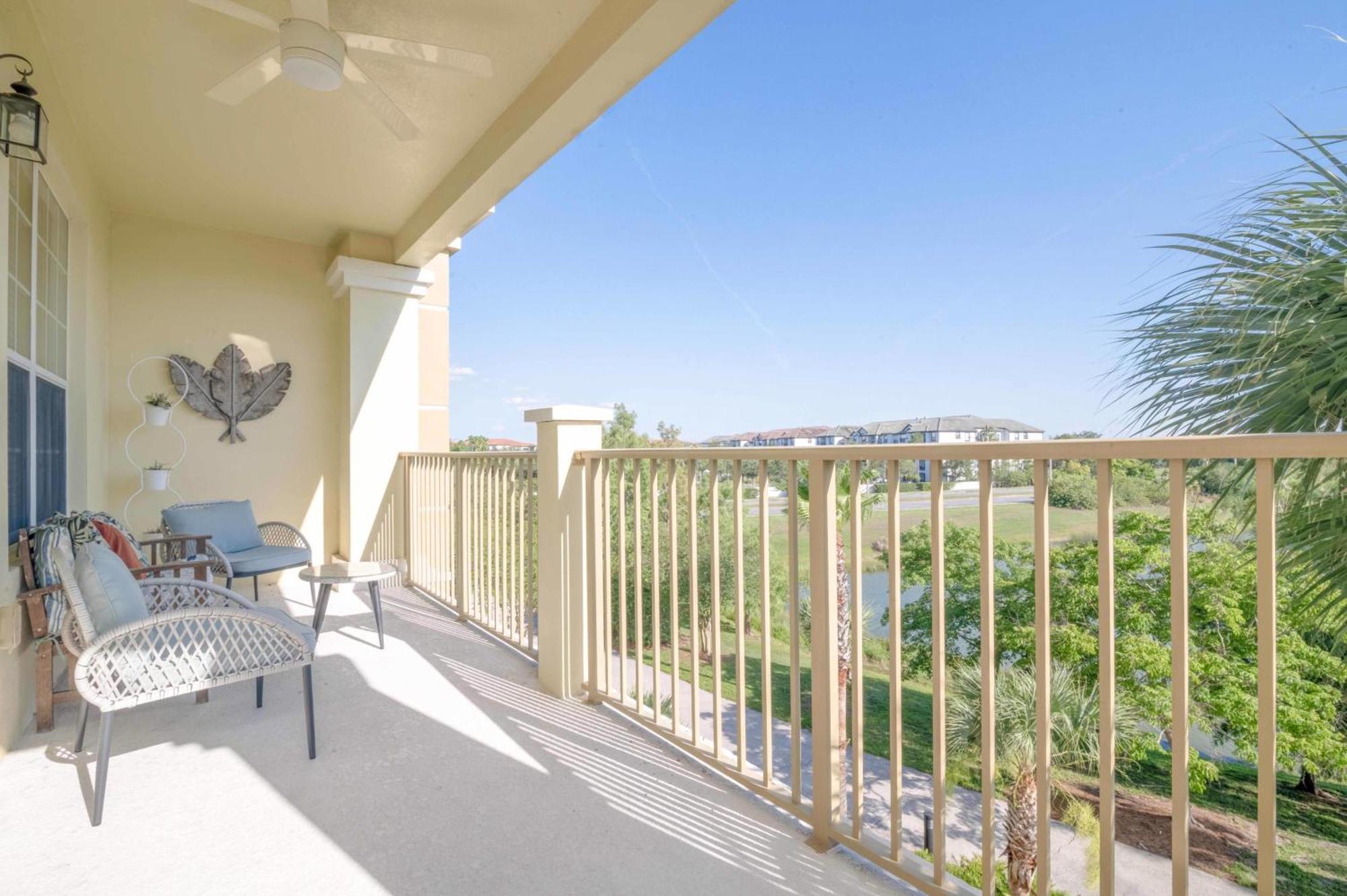 New! Luxurious Vista Cay Lakeview Fantasy Near Theme Parks And Walk To The Convention Center Holiday home Orlando
