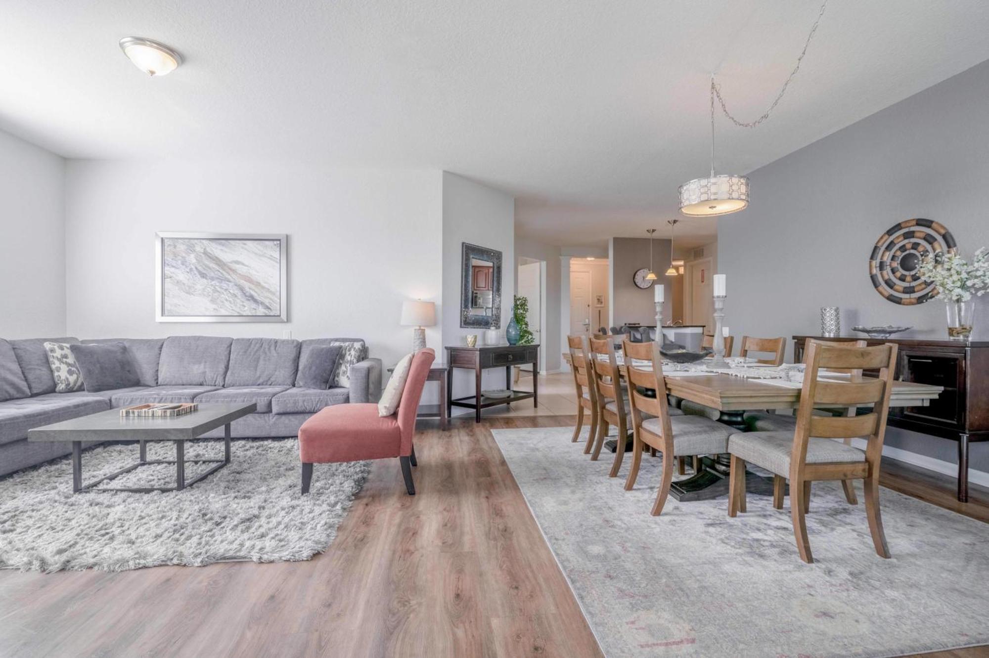 New! Luxurious Vista Cay Lakeview Fantasy Near Theme Parks And Walk To The Convention Center Holiday home Orlando