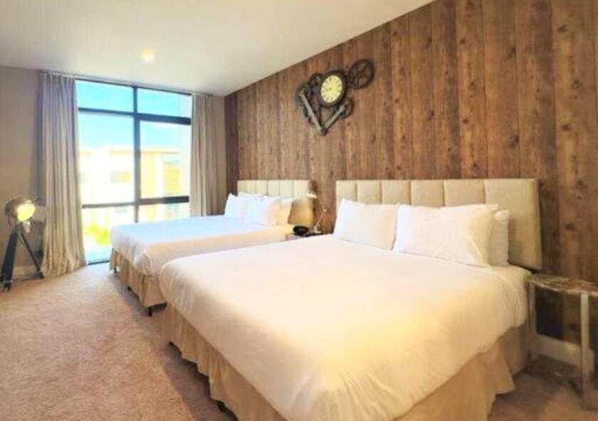 Holiday home Sophisticated 4 En Suites W Private Hot Tub & Bb