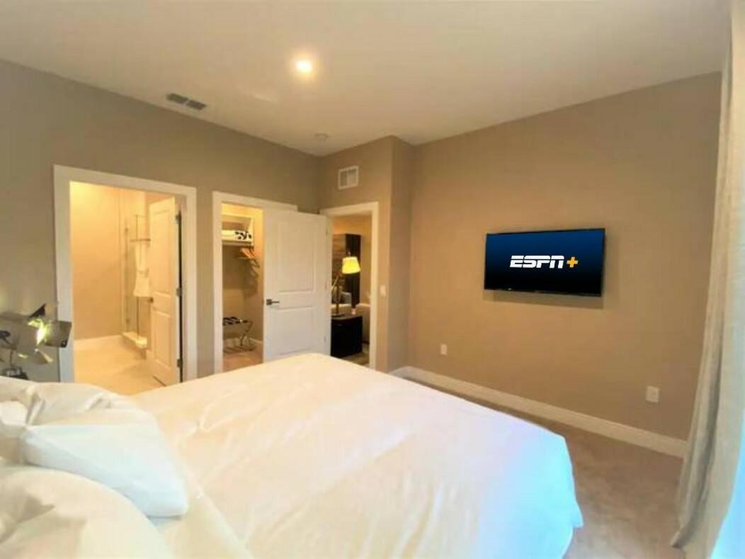 Holiday home Sophisticated 4 En Suites W Private Hot Tub & Bb