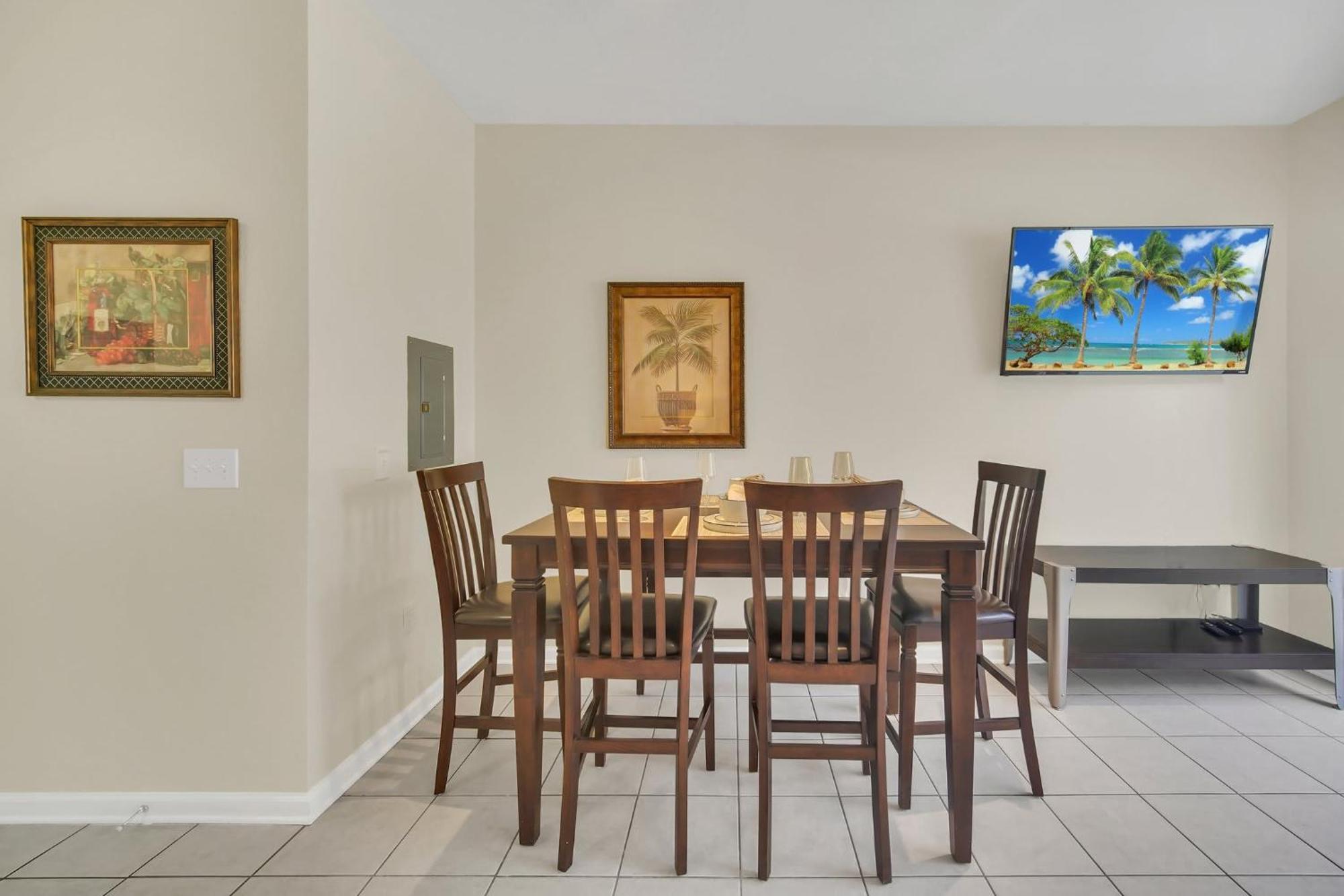 Perfect Townhome Near Holiday home *