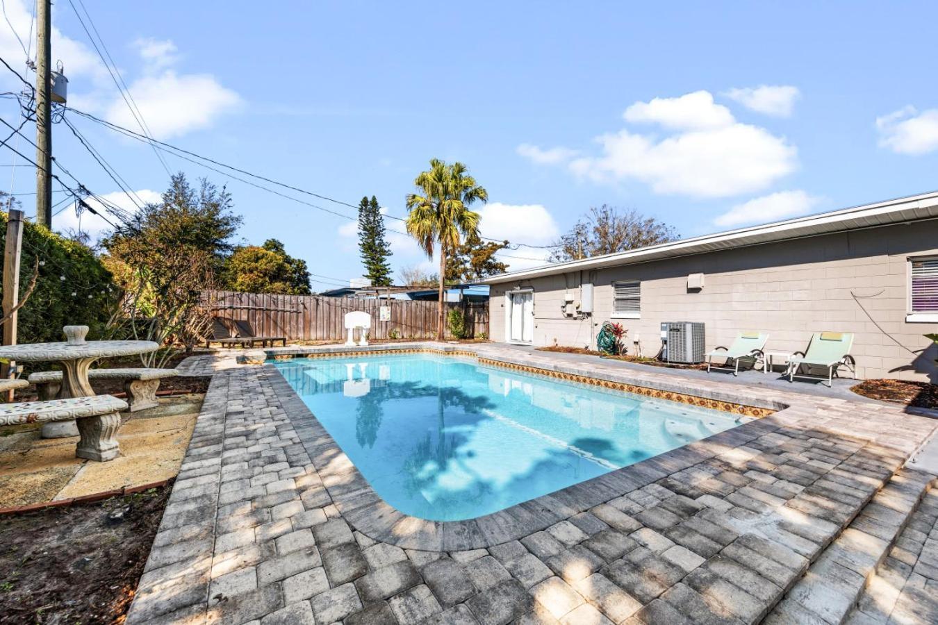 Airport Vacation Pet Friendly Holiday home