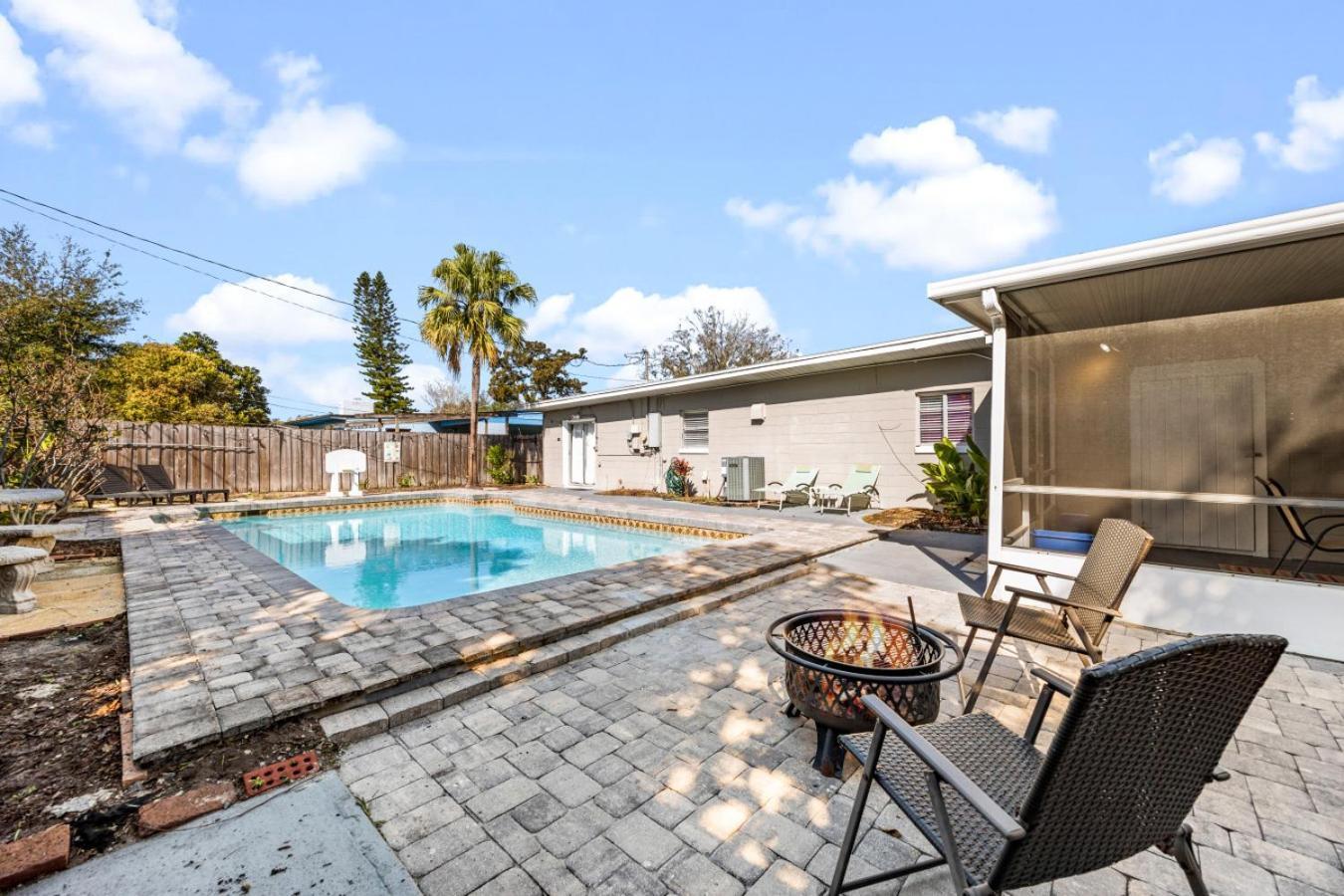 Holiday home Airport Vacation Pet Friendly