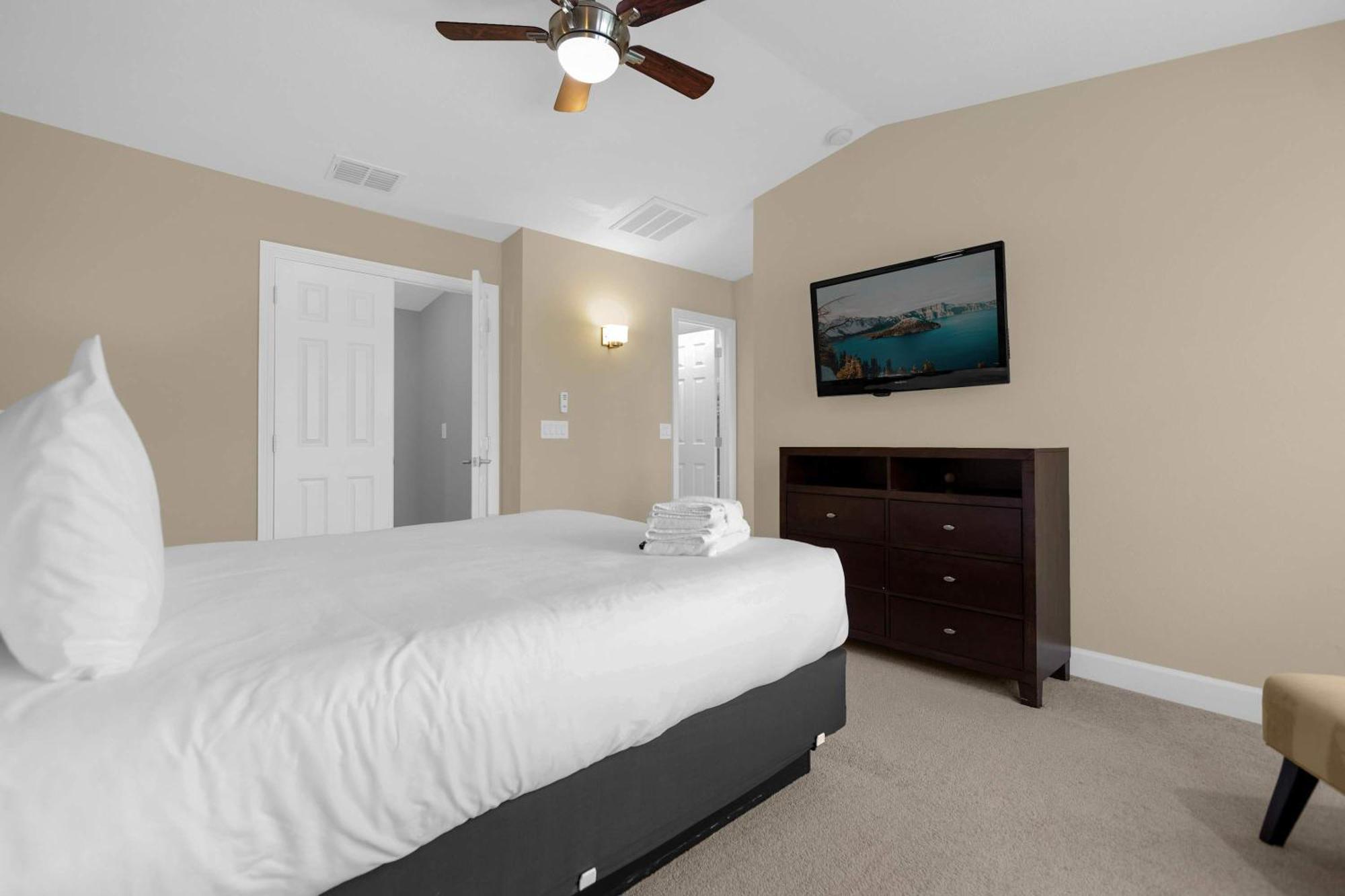 Deluxe 3 Townhome - 5 Minutes From Holiday home