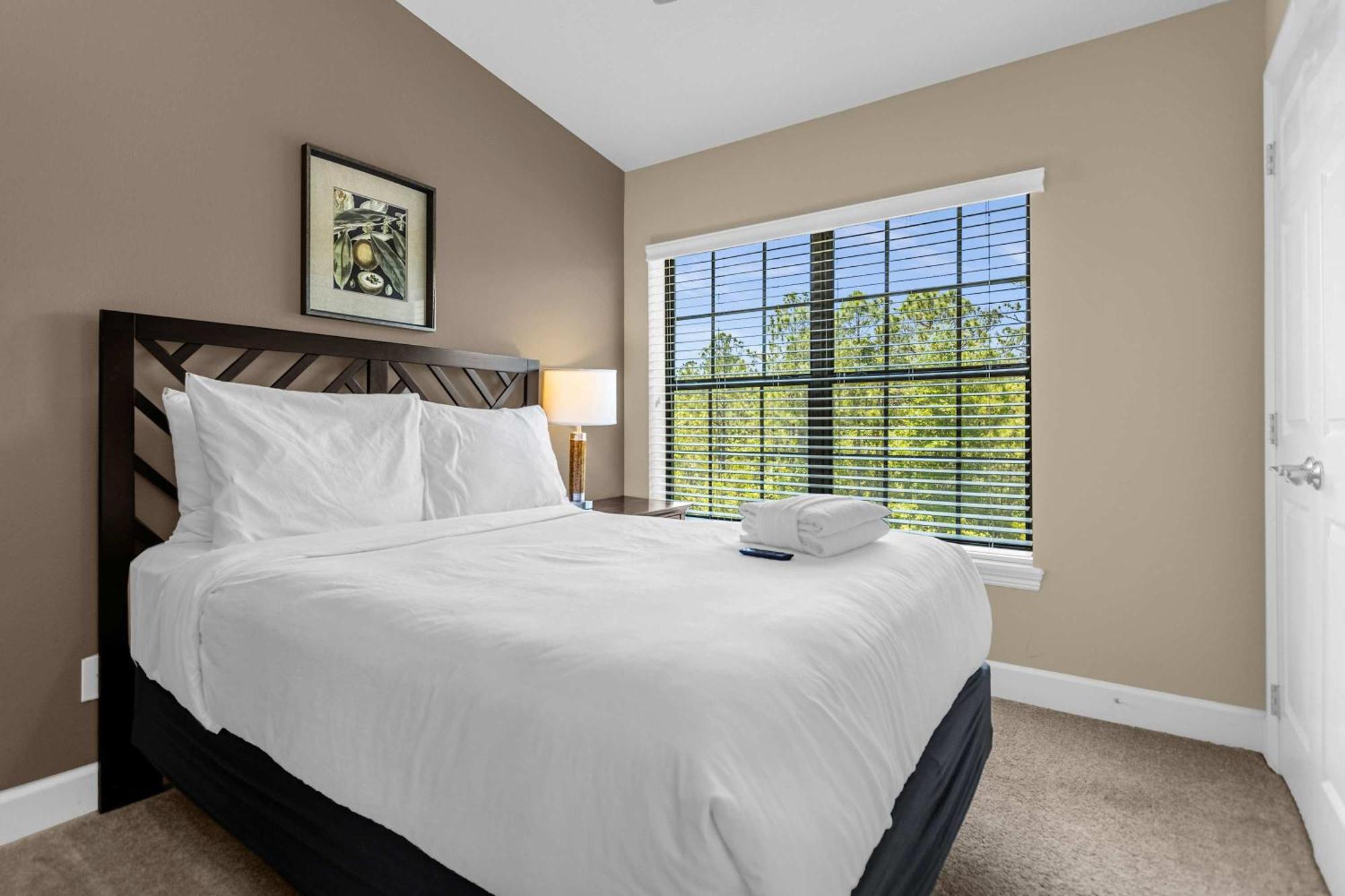 Deluxe 3 Townhome - 5 Minutes From Holiday home Orlando
