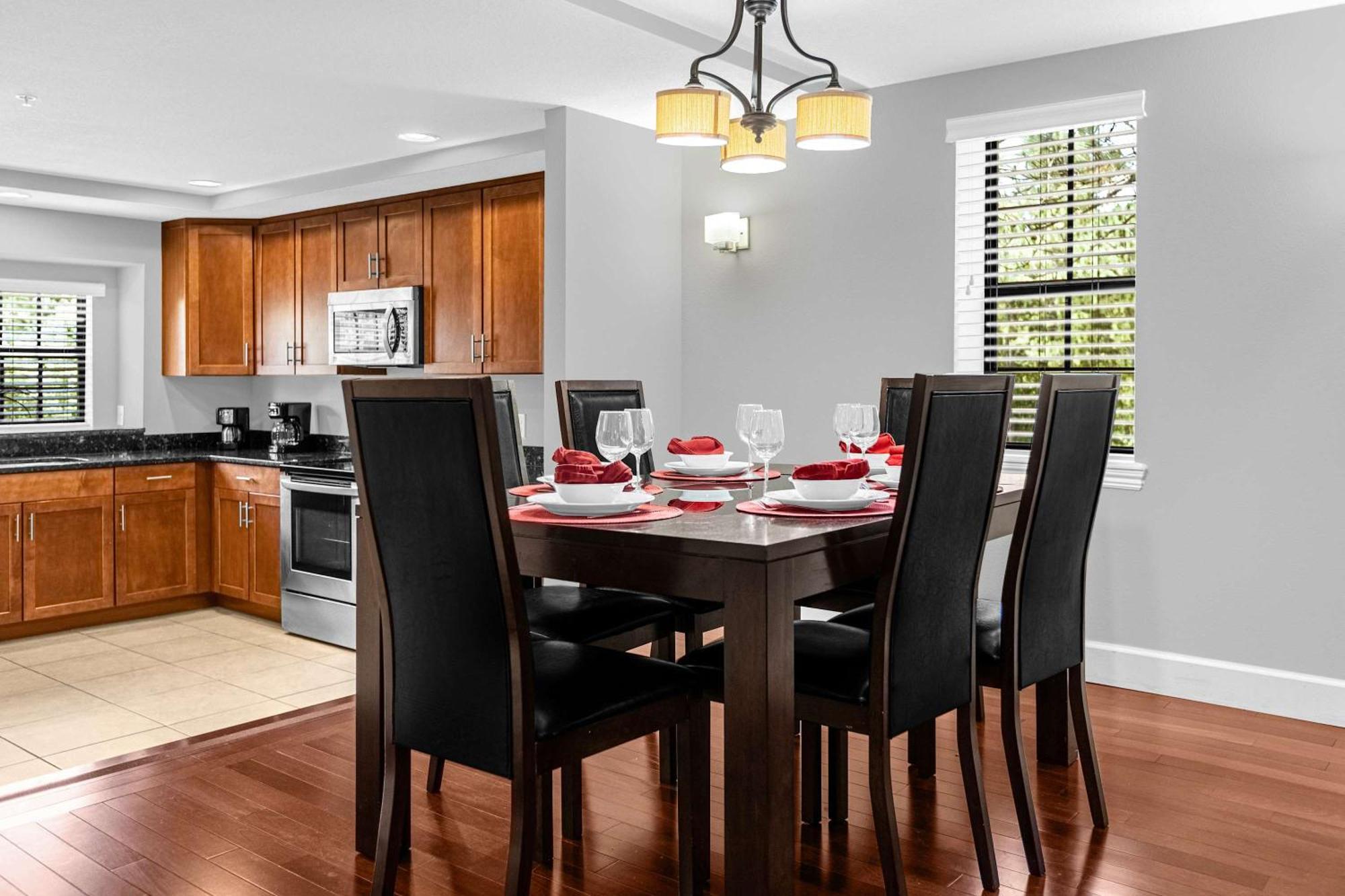 Deluxe 3 Townhome - 5 Minutes From *