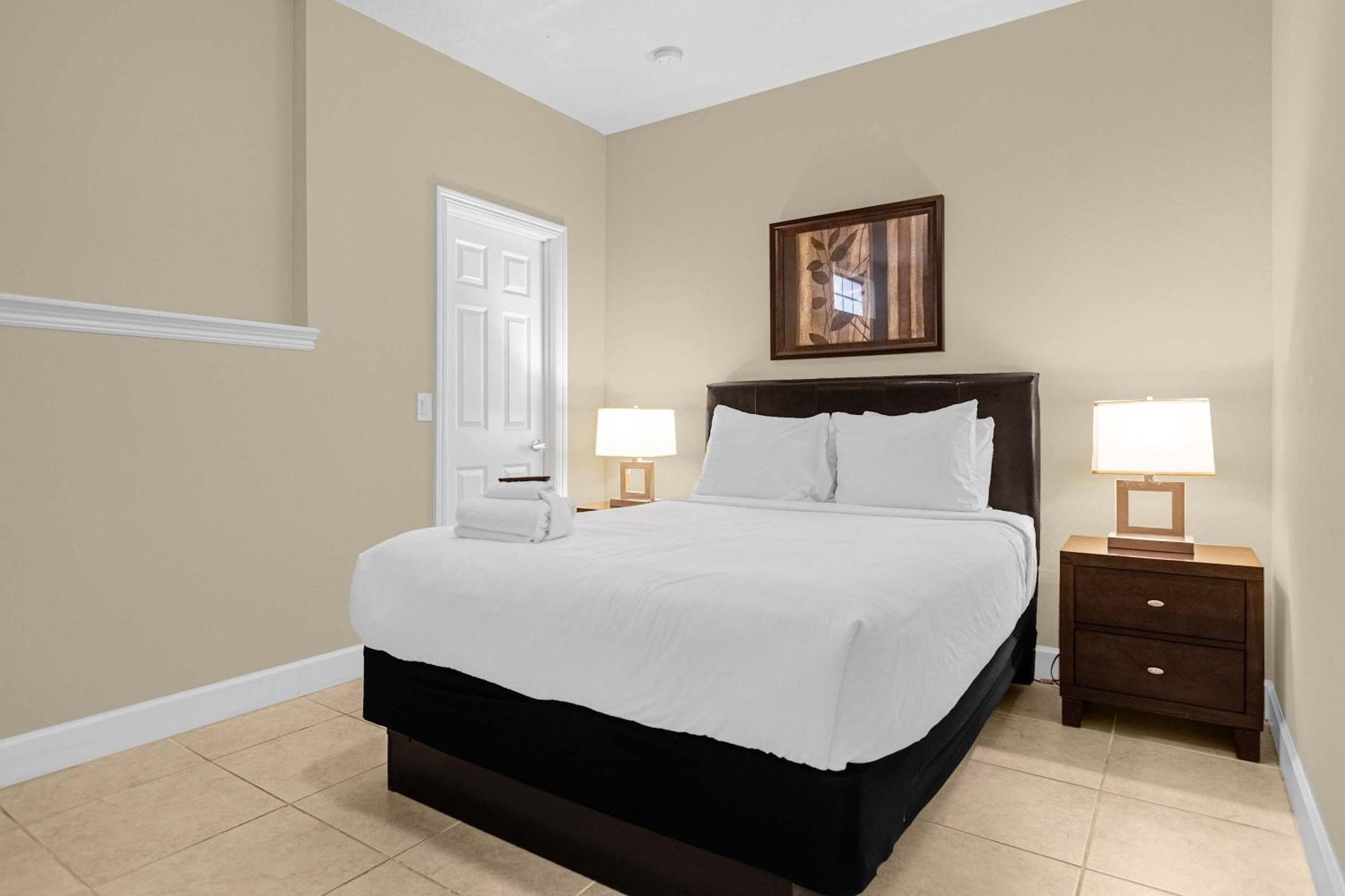 Deluxe 3 Townhome - 5 Minutes From Holiday home