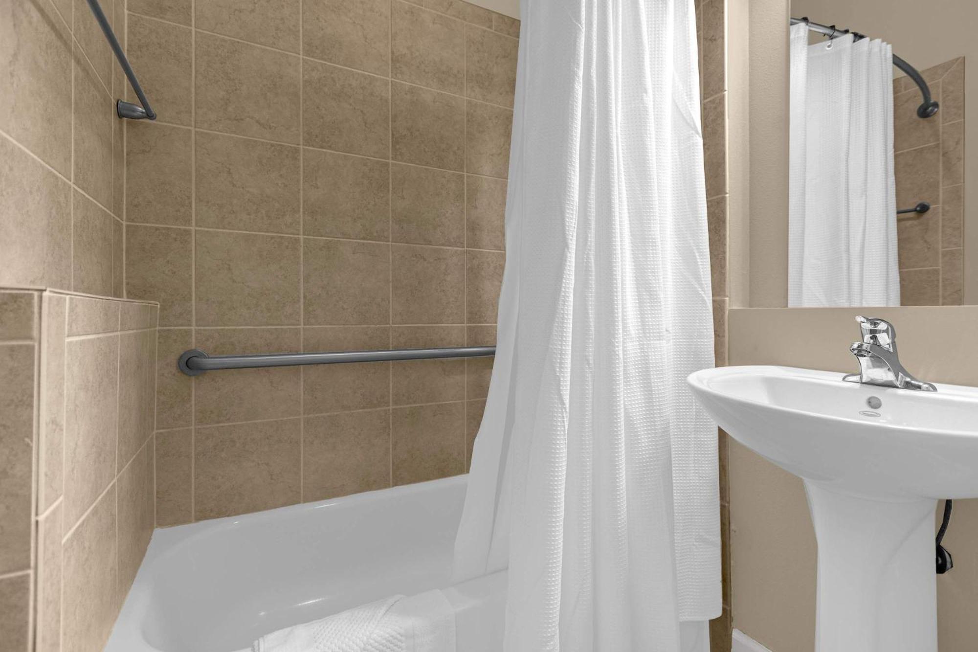 Deluxe 3 Townhome - 5 Minutes From Holiday home *