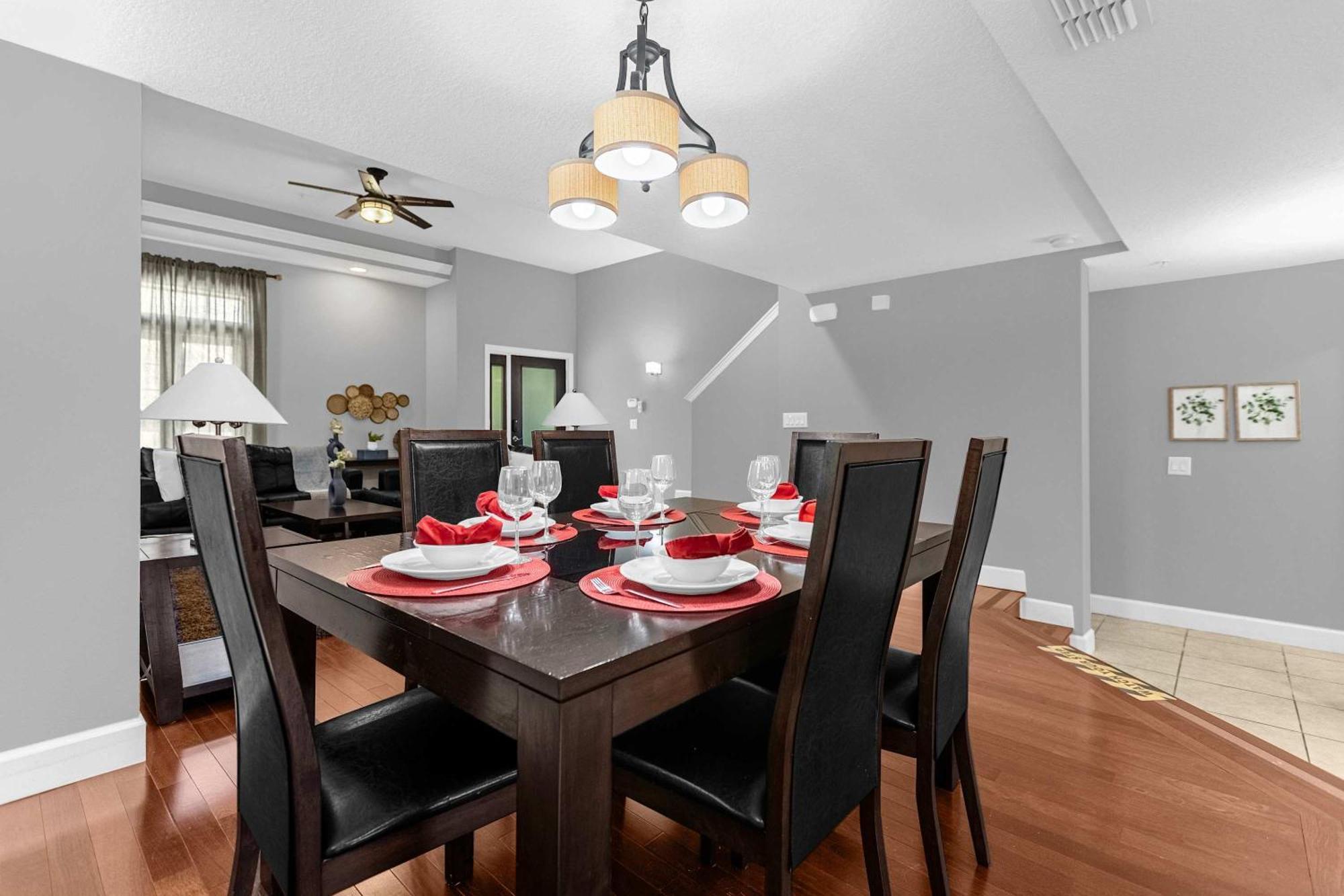 Deluxe 3 Townhome - 5 Minutes From Holiday home Orlando