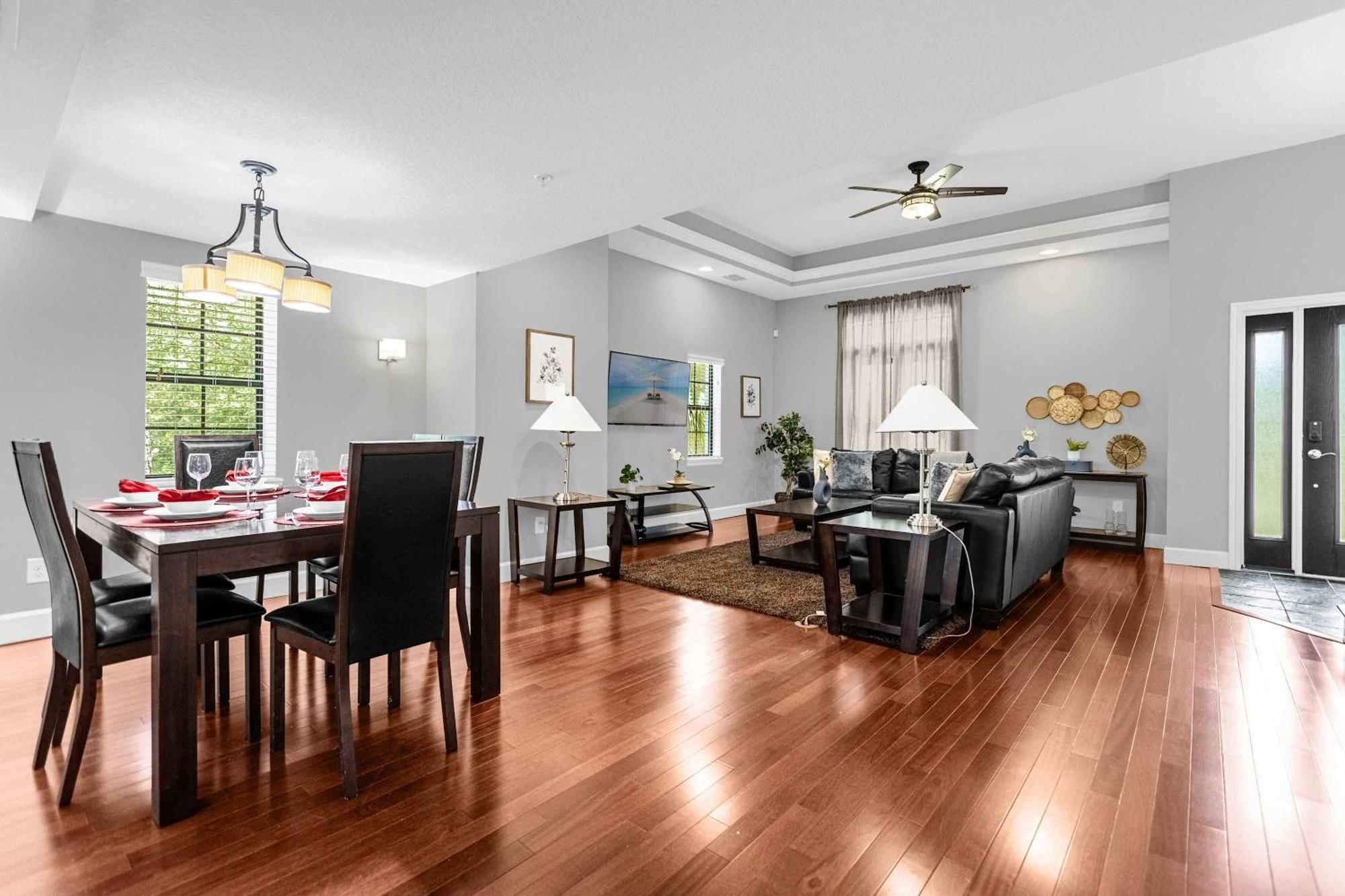 Deluxe 3 Townhome - 5 Minutes From