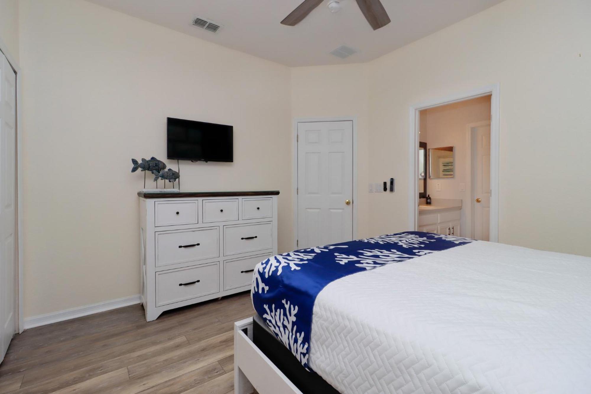 Serene 4-bedroom Lakeview Retreat With South-facing Pool & Sun-drenched Outdoor Living Holiday home