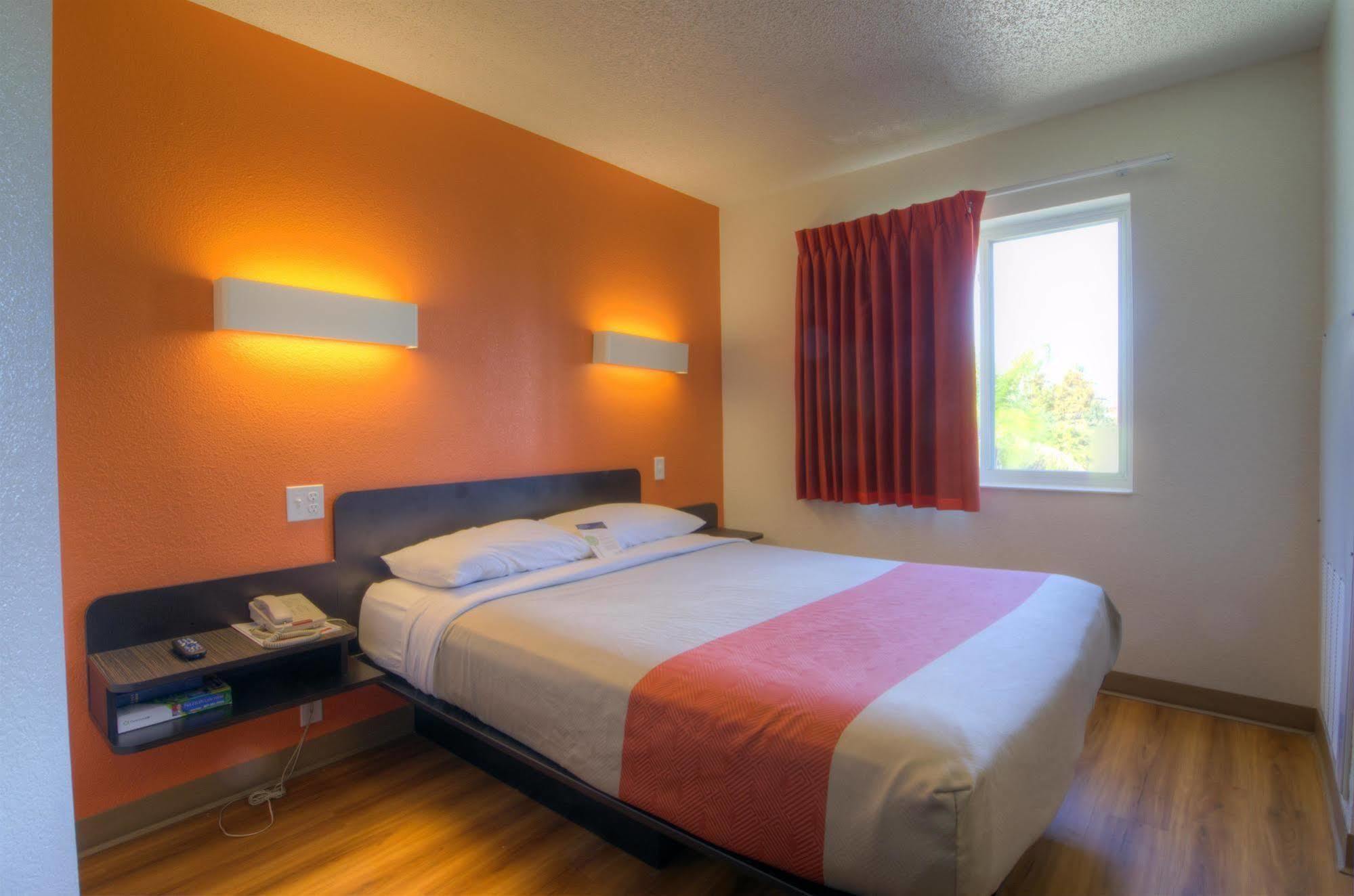 Hotel 6-orlando, Fl - International Dr
