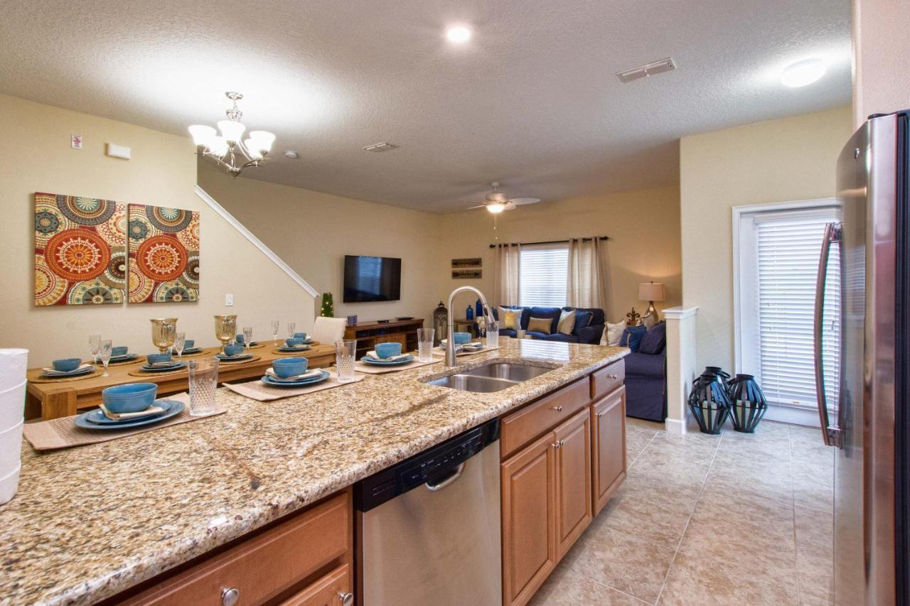 Storey Lake- 5 Bedroom Townhome W/pool -1601st Holiday home