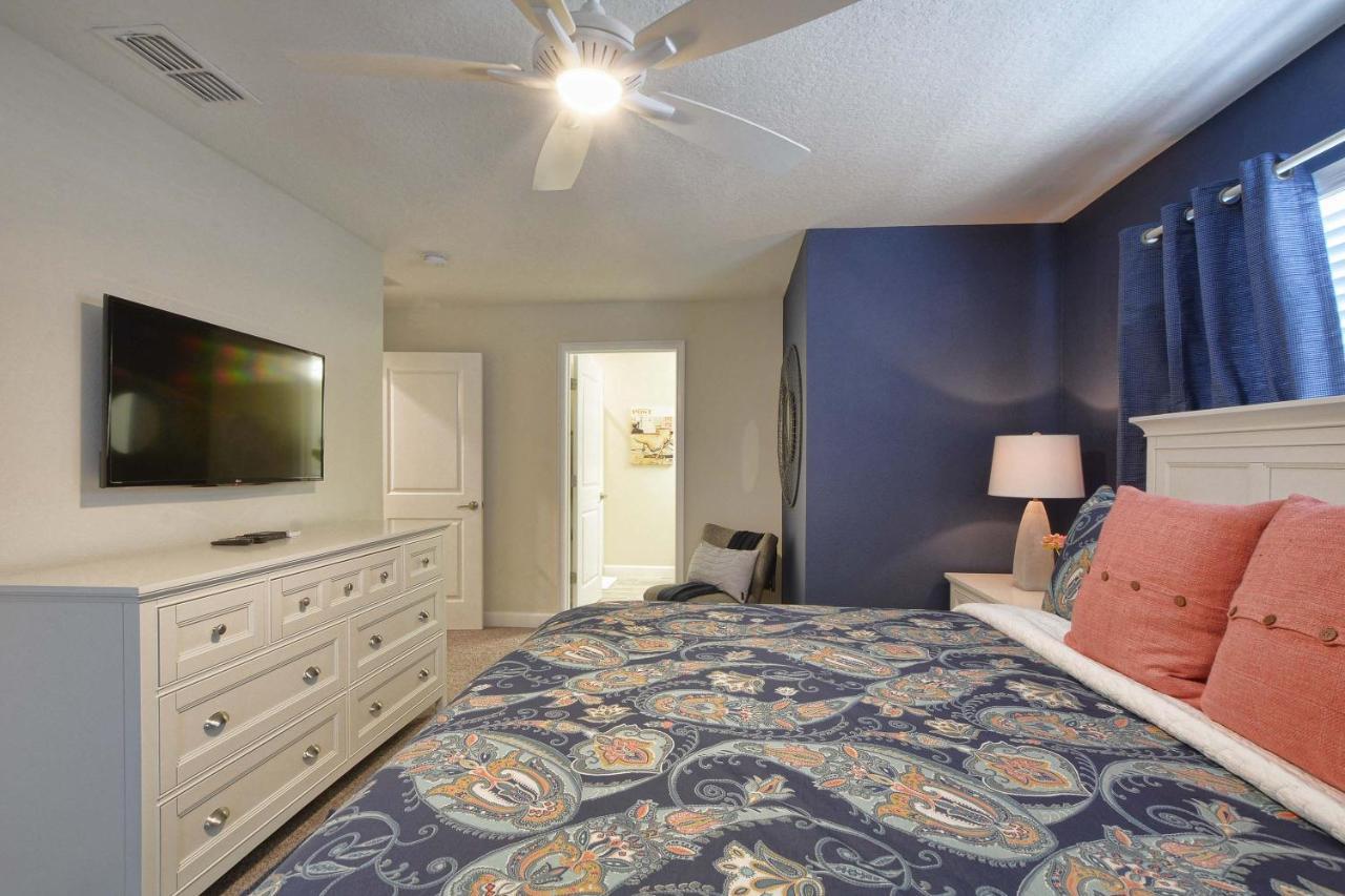 Storey Lake-4 Bedroom Townhome W/spashpool-1613st Holiday home *
