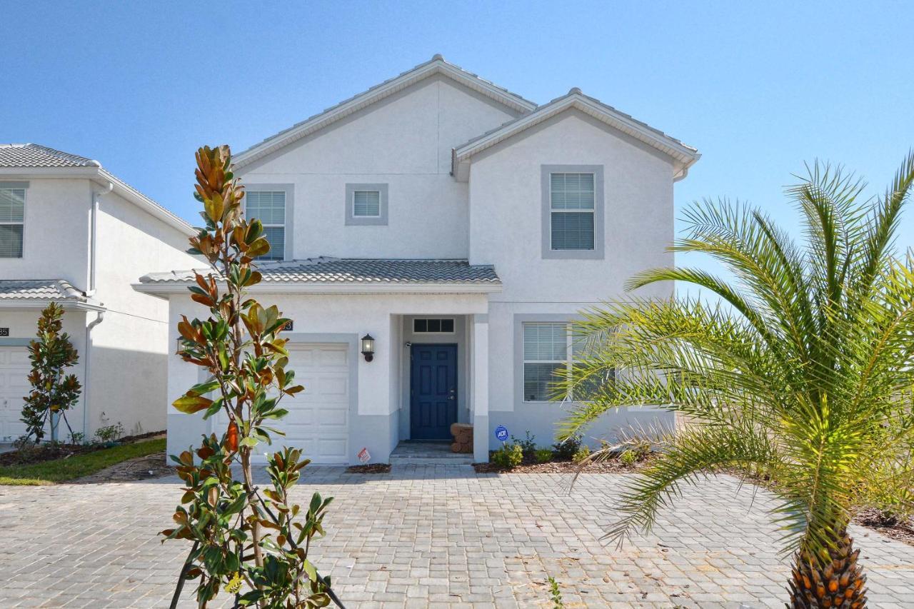 Storey Lake-5 Bedrooms W/pool-1650st Holiday home