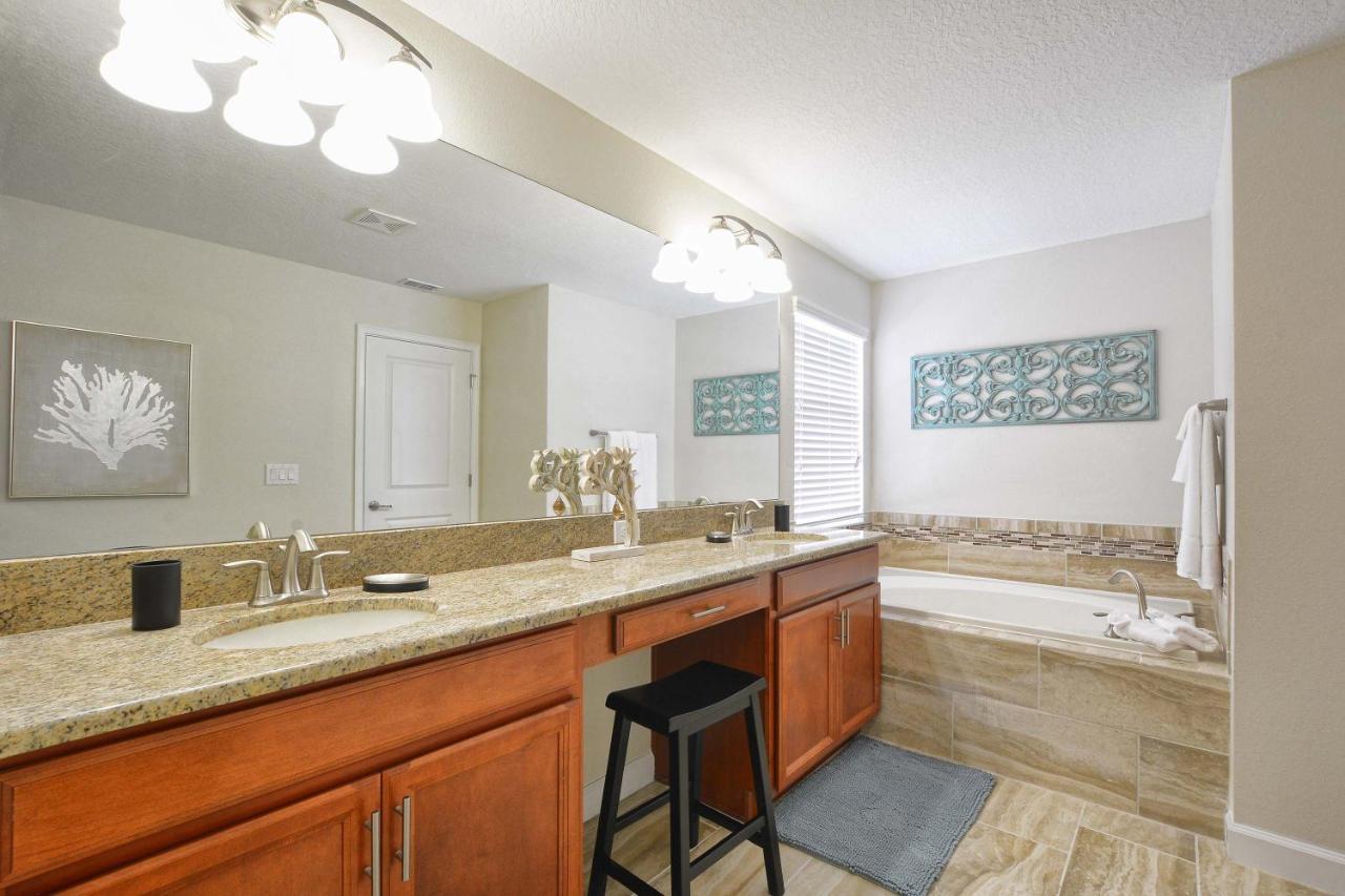Storey Lake-5 Bedrooms W/pool-1650st Holiday home