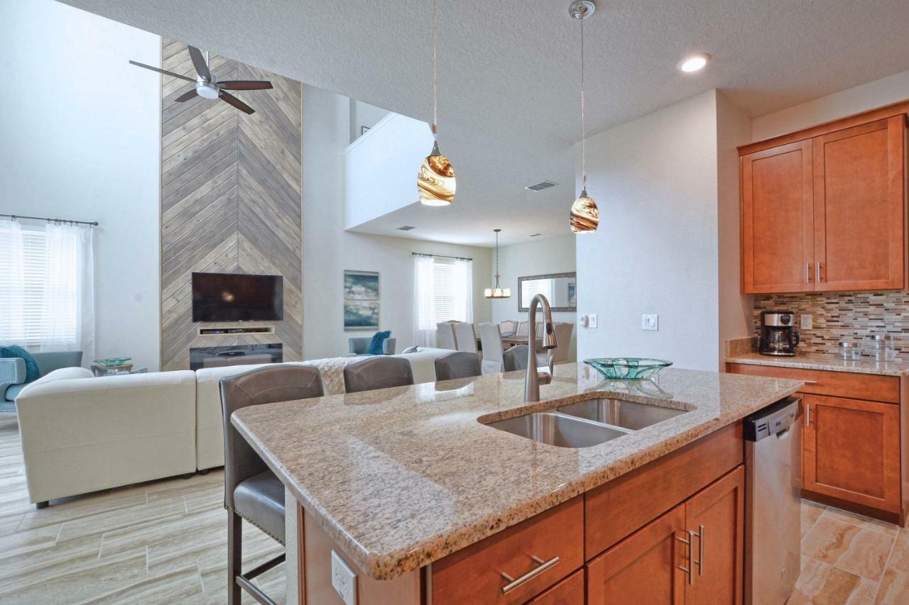 Storey Lake-5 Bedrooms W/pool-1650st