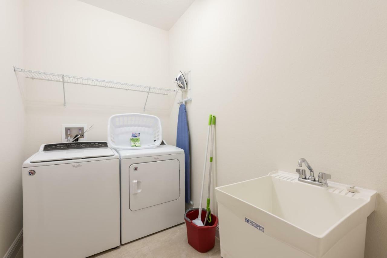 Holiday home Lovely By Rentyl Near With Private Pool, Air Hockey Table & Amenities - 7467m