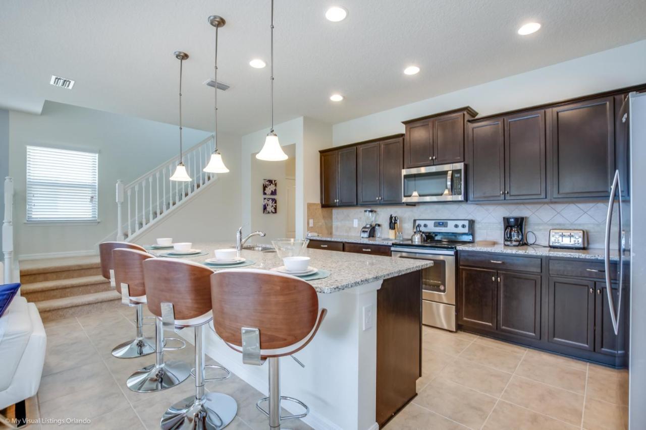 New Fantastic 5 Bed 4 Bathroom Town