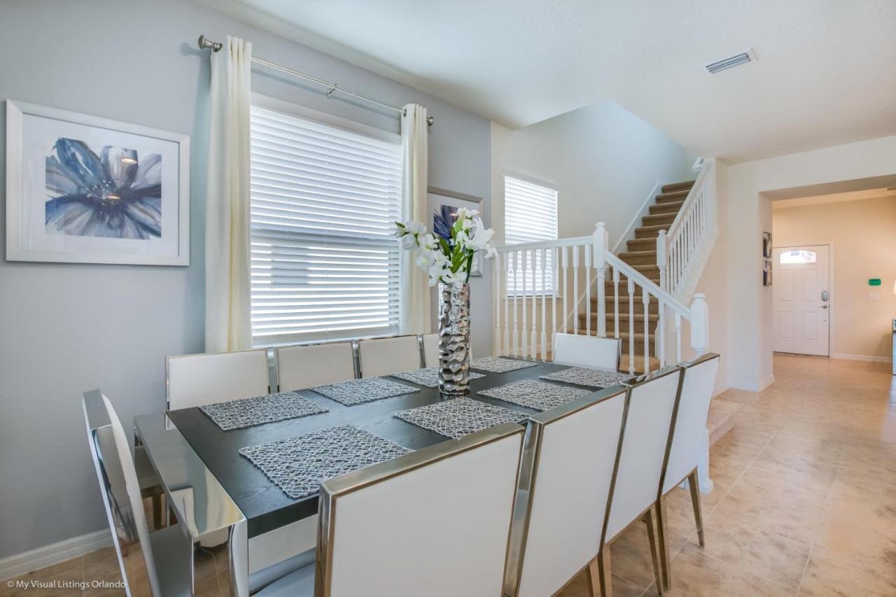 New Fantastic 5 Bed 4 Bathroom Town Holiday home *