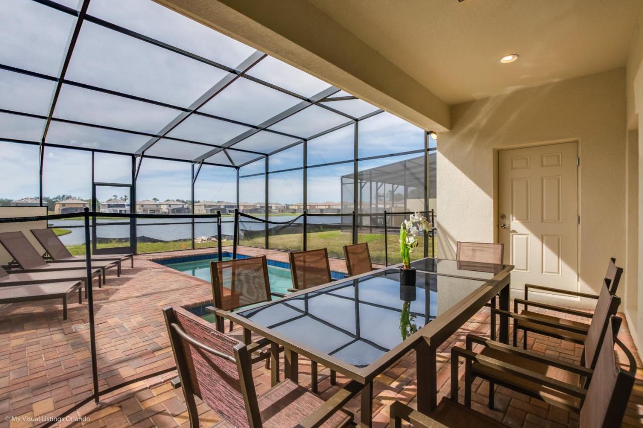 New Fantastic 5 Bed 4 Bathroom Town