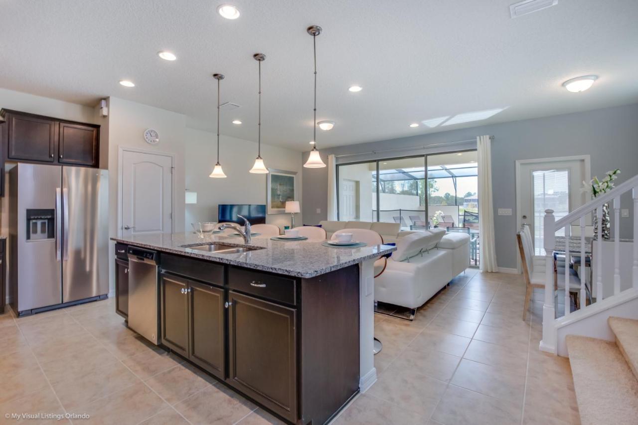 New Fantastic 5 Bed 4 Bathroom Town