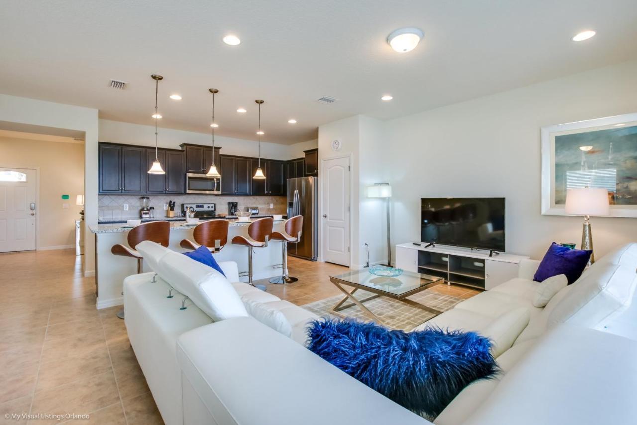 New Fantastic 5 Bed 4 Bathroom Town