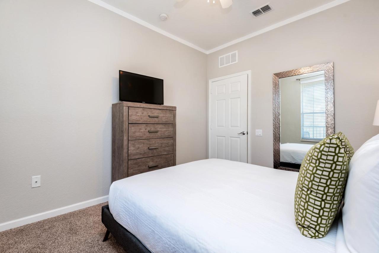 Beautiful Vista Cay Condo, Near I-drive