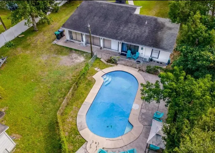 Work-Ready 2Br Wifi, Pool & Near Disney!