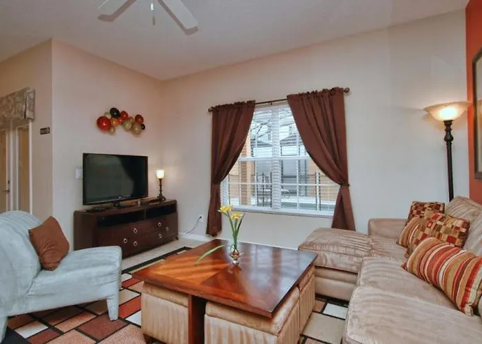 Beautiful 4 Bedroom Townhouse Located In Paradise Palms