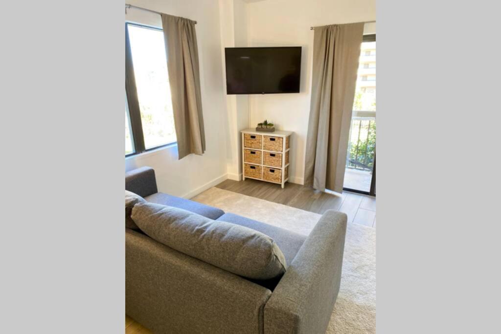 Apartment Modern On I-drive: Parking + Pool Included