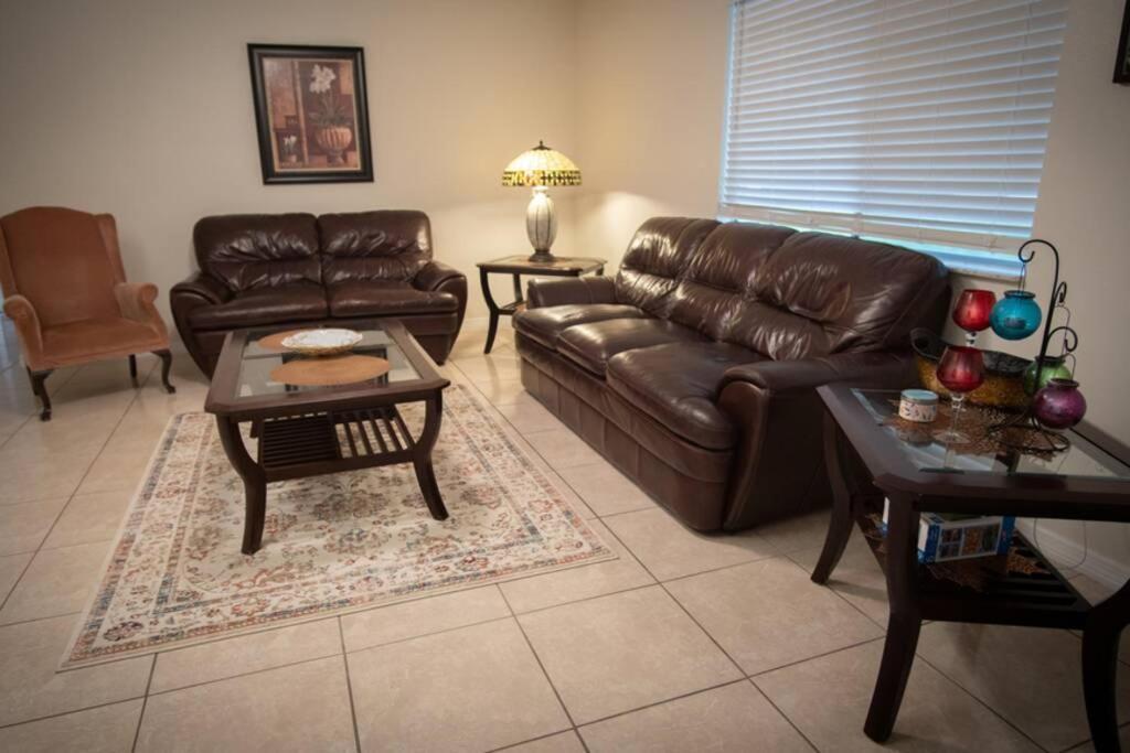 Spacious Home, Close To Attractions, Sleeps 4 Holiday home Orlando