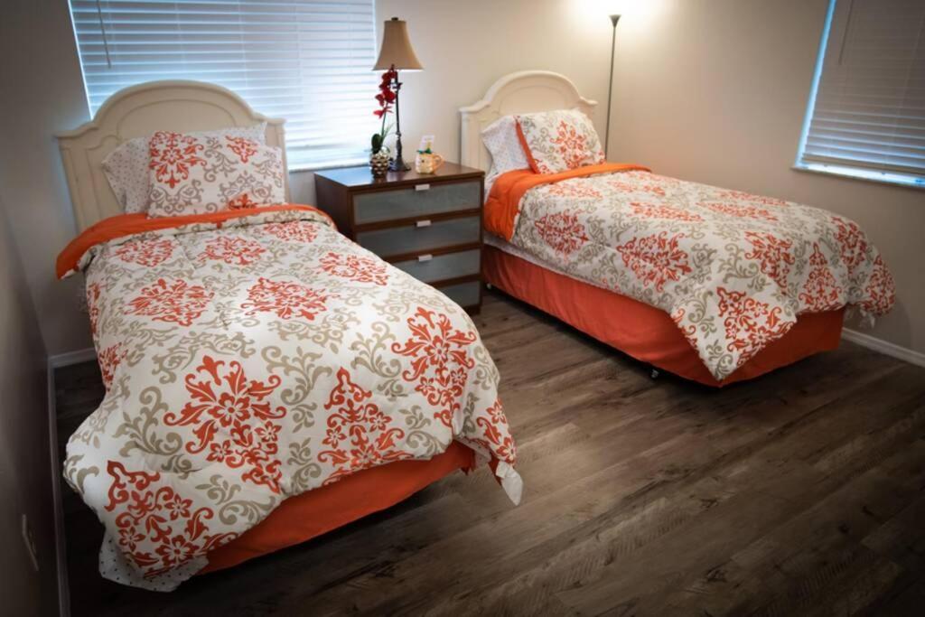Spacious Home, Close To Attractions, Sleeps 4 Holiday home Orlando