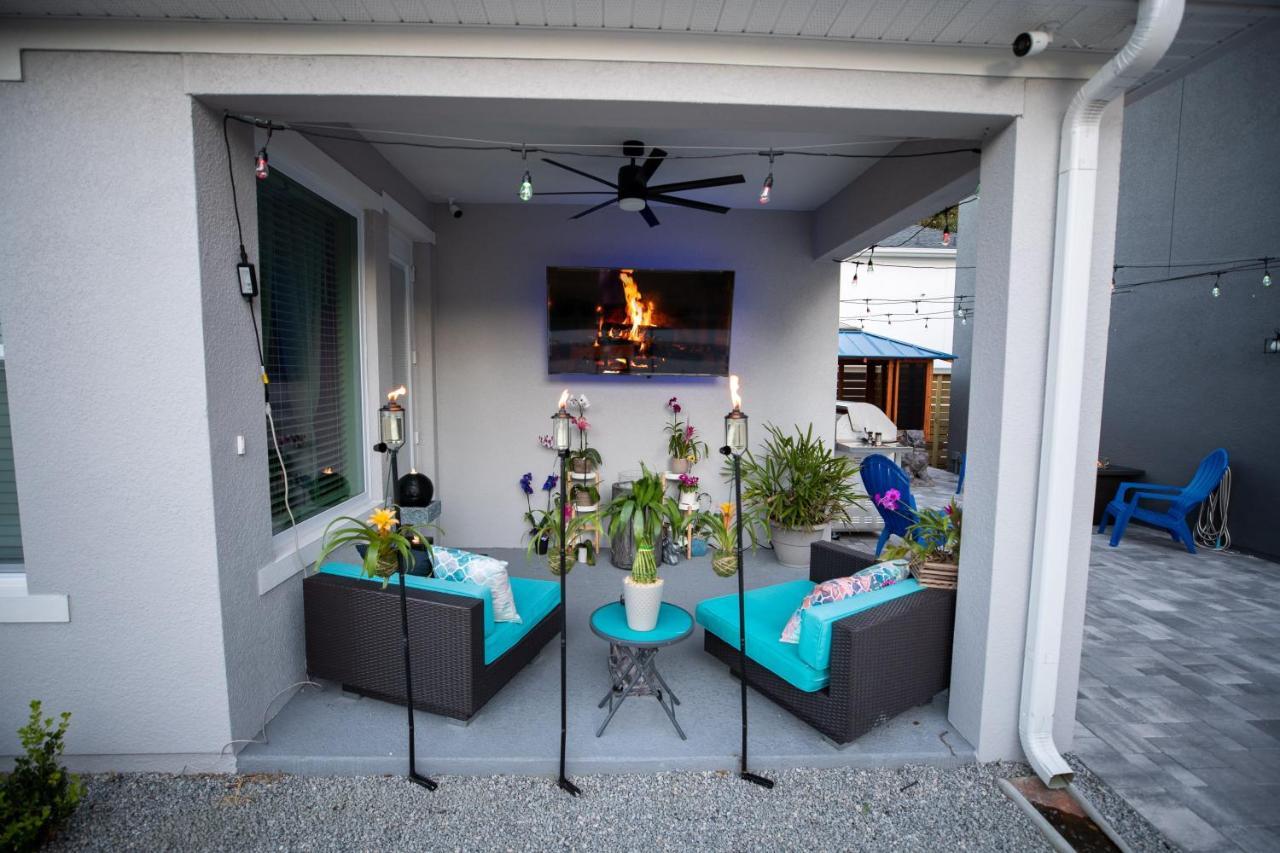 Newly Constructed Modern Pet Friendly Zen With Private Theater & Hot Tub! Holiday home *