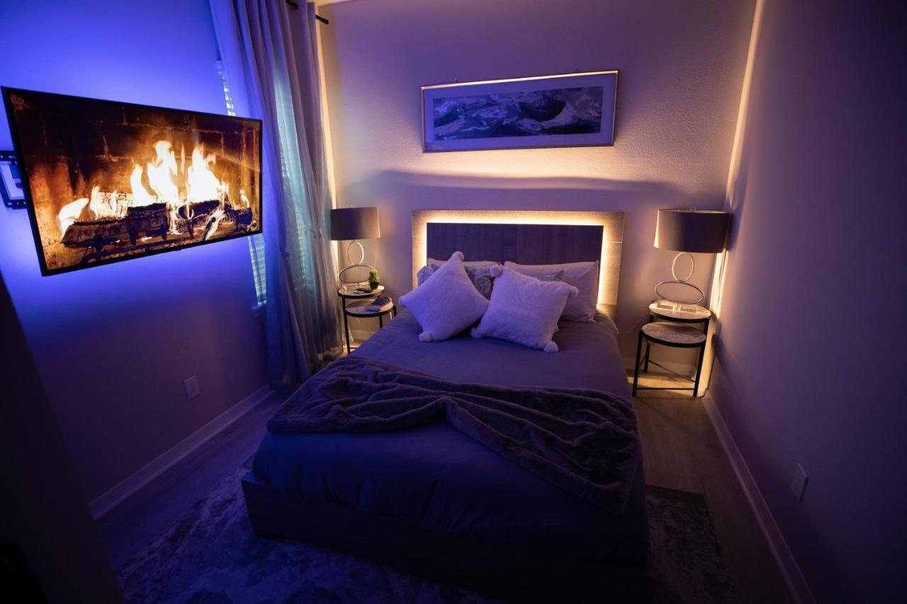 Holiday home Newly Constructed Modern Pet Friendly Zen With Private Theater & Hot Tub!