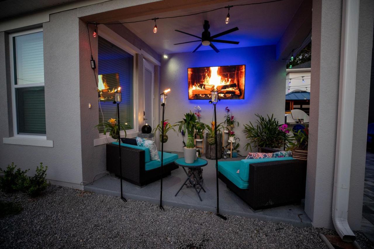 Holiday home Newly Constructed Modern Pet Friendly Zen With Private Theater & Hot Tub! *