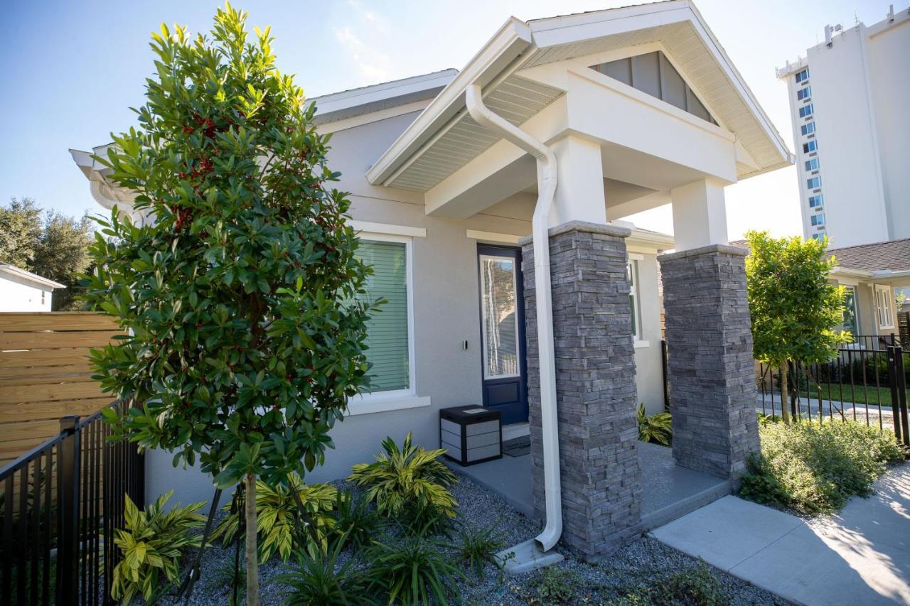 Holiday home Newly Constructed Modern Pet Friendly Zen With Private Theater & Hot Tub!