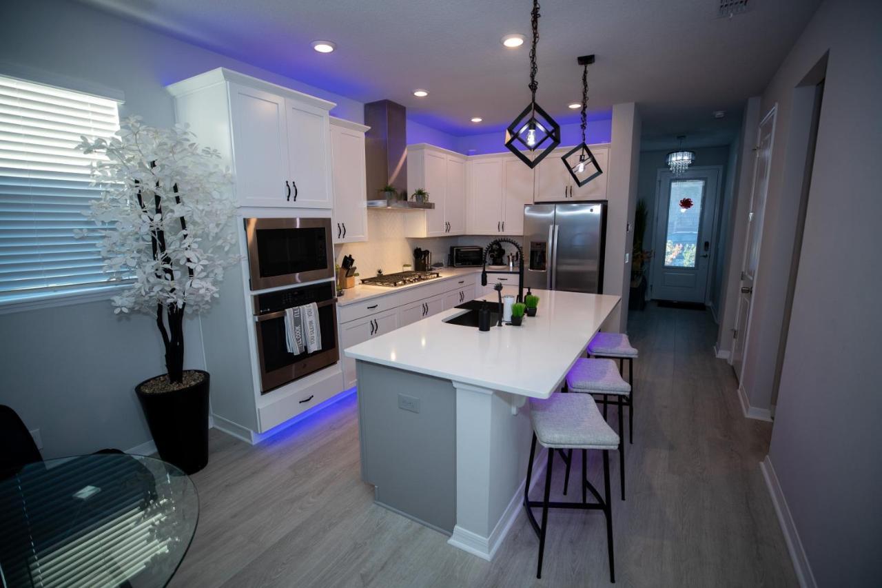 Holiday home Newly Constructed Modern Pet Friendly Zen With Private Theater & Hot Tub! *