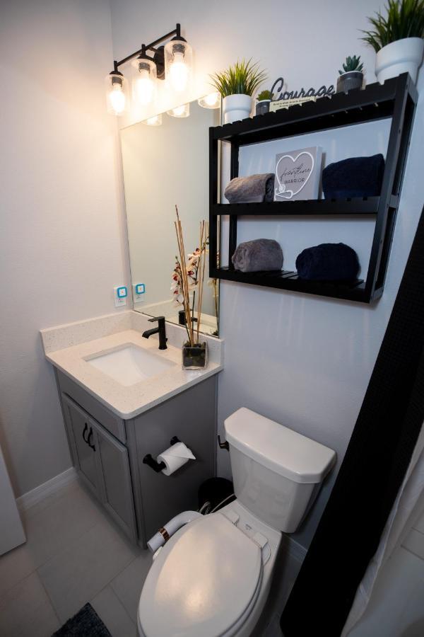 Newly Constructed Modern Pet Friendly Zen With Private Theater & Hot Tub! Holiday home
