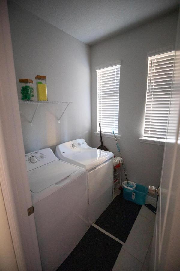 Newly Constructed Modern Pet Friendly Zen With Private Theater & Hot Tub! Holiday home