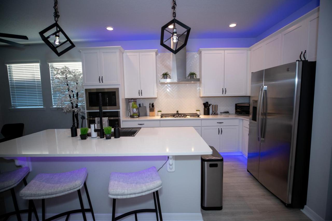 Newly Constructed Modern Pet Friendly Zen With Private Theater & Hot Tub! Holiday home *