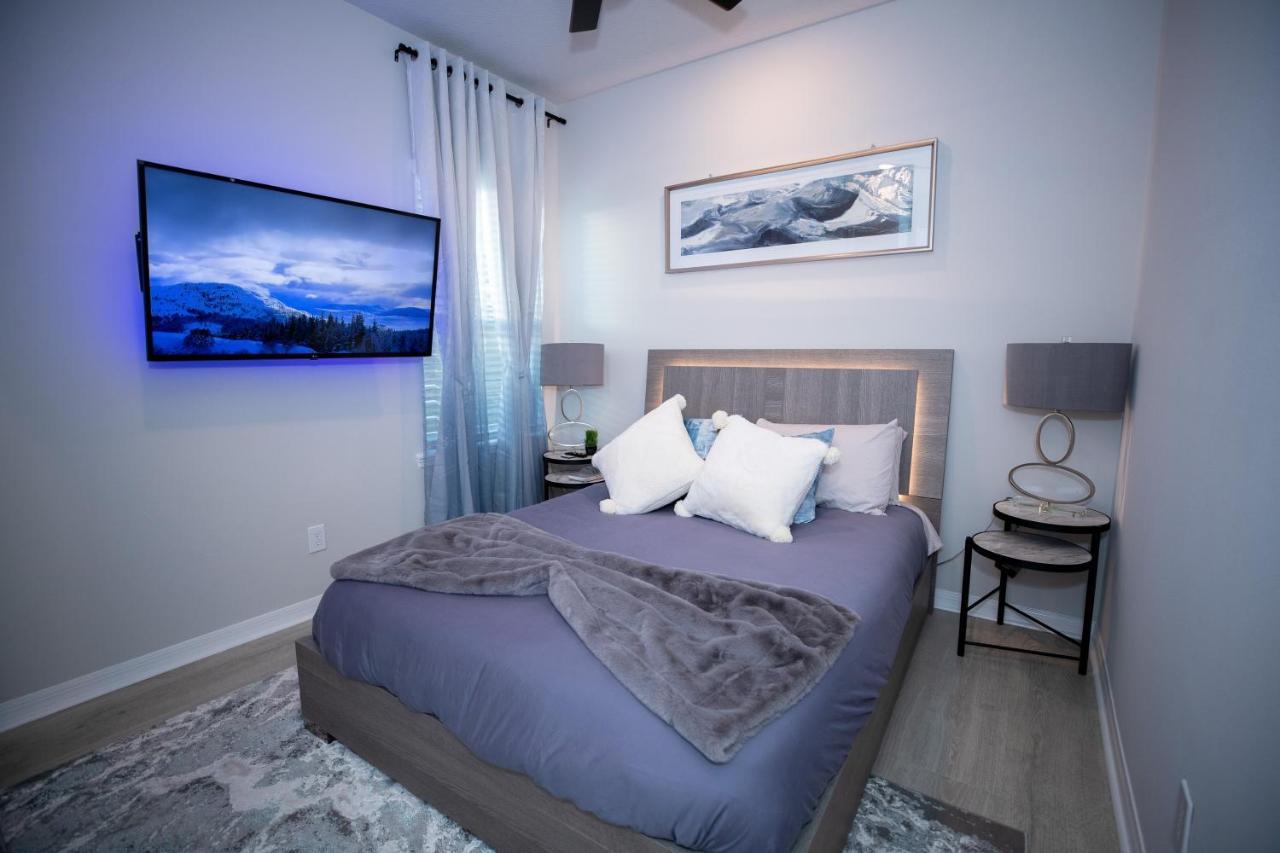 Holiday home Newly Constructed Modern Pet Friendly Zen With Private Theater & Hot Tub! Orlando