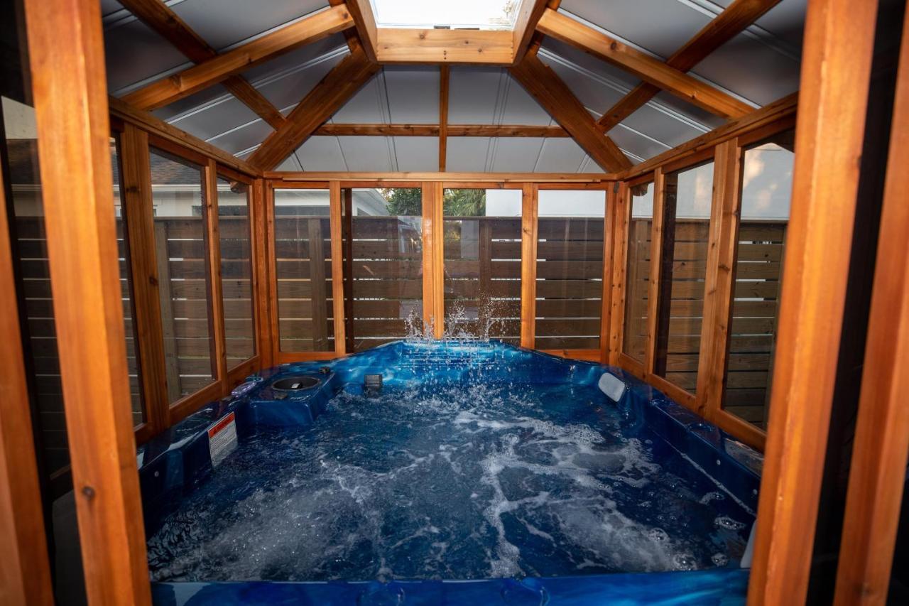 Newly Constructed Modern Pet Friendly Zen With Private Theater & Hot Tub! *
