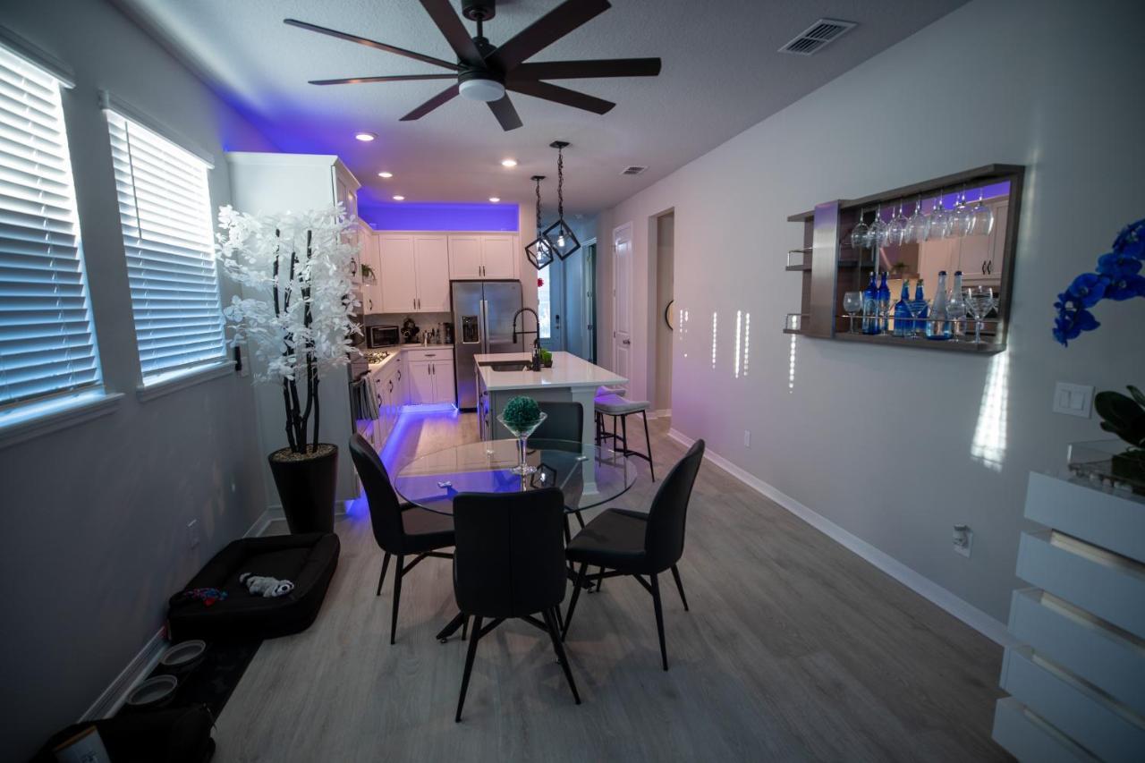 Holiday home Newly Constructed Modern Pet Friendly Zen With Private Theater & Hot Tub! *
